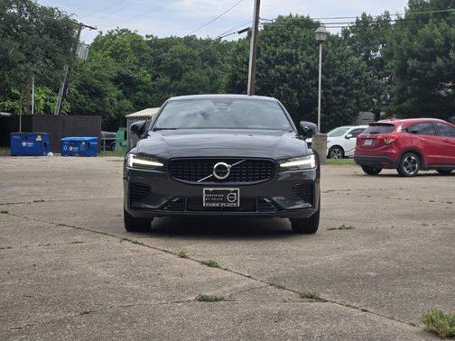 2024 Volvo S60 Recharge Plug-In Hybrid T8 Ultimate Dark Theme
