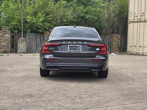 2024 Volvo S60 Recharge Plug-In Hybrid T8 Ultimate Dark Theme