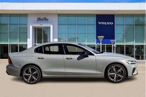 2024 Volvo S60 B5 Core Dark Theme