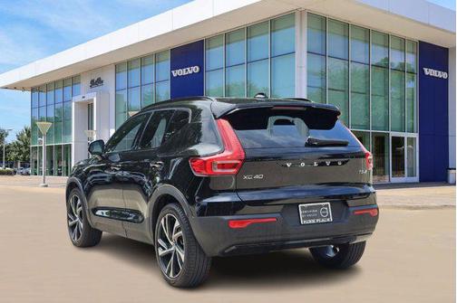 2022 Volvo XC40 T5 R-Design