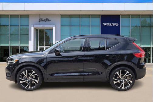 2022 Volvo XC40 T5 R-Design