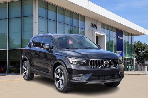 2025 Volvo XC40 B5 Core Bright Theme