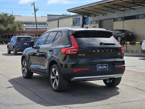 2025 Volvo XC40 B5 Core Bright Theme