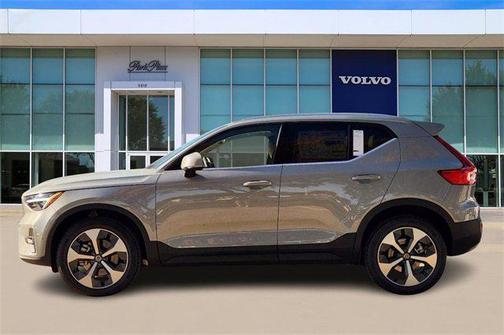 2025 Volvo XC40 B5 Plus Bright Theme