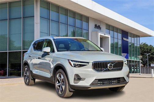 2025 Volvo XC40 B5 Plus Bright Theme