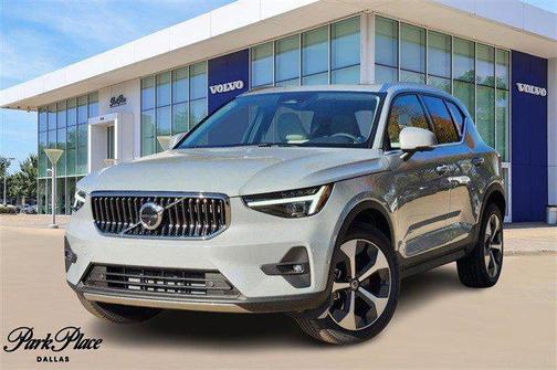 2025 Volvo XC40 B5 Plus Bright Theme