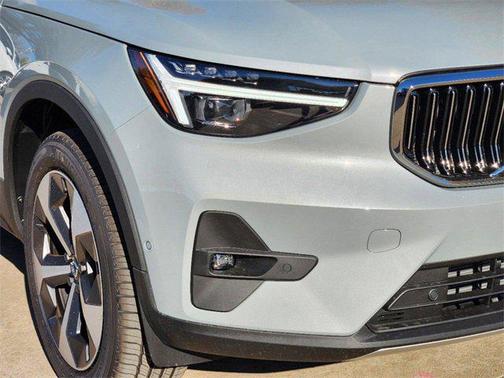 2025 Volvo XC40 B5 Plus Bright Theme