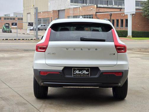 2026 Volvo XC40 Plus, B5 AWD Gas (mild hybrid), Dark