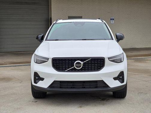 2026 Volvo XC40 Plus, B5 AWD Gas (mild hybrid), Dark