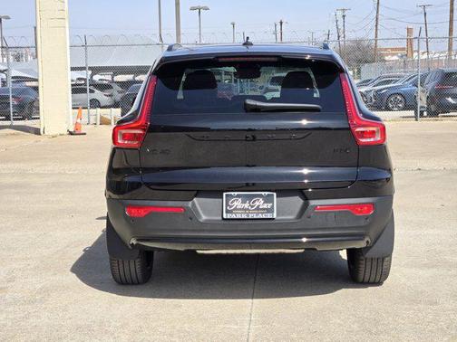 2026 Volvo XC40 Black Edition Ultra, B5 AWD Gas (mild hybrid)