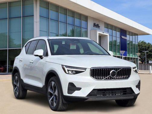 2025 Volvo XC40 B5 Core Bright Theme
