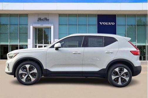 2025 Volvo XC40 B5 Core Bright Theme