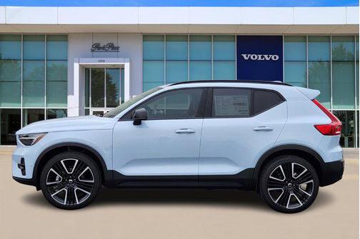 2025 Volvo XC40 B5 Ultra Dark Theme