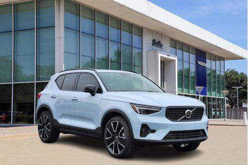 2025 Volvo XC40 B5 Ultra Dark Theme