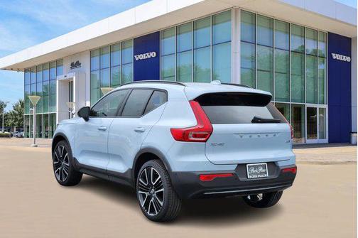 2025 Volvo XC40 B5 Ultra Dark Theme