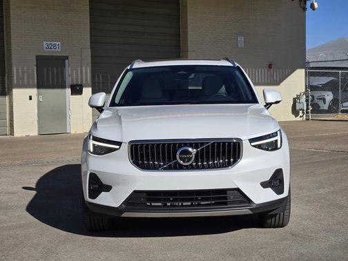 2025 Volvo XC40 B5 Plus Bright Theme