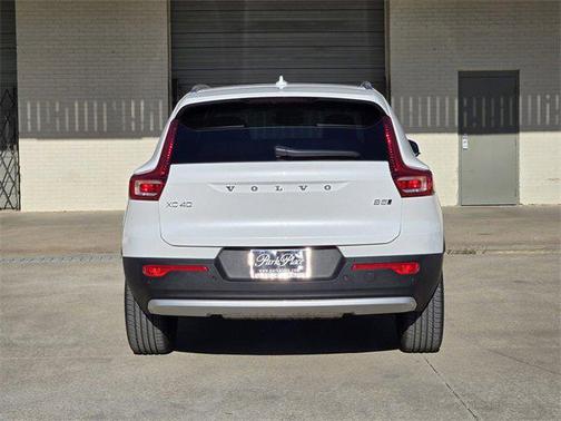 2025 Volvo XC40 B5 Plus Bright Theme