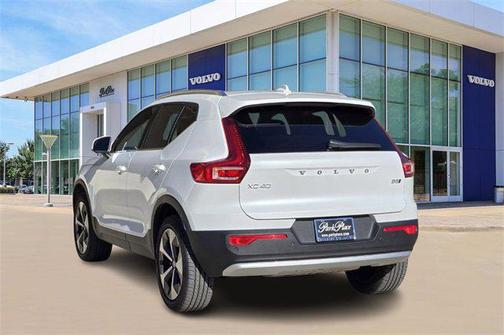 2025 Volvo XC40 B5 Plus Bright Theme