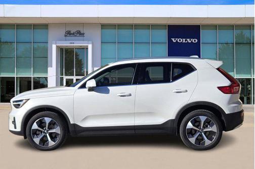 2025 Volvo XC40 B5 Plus Bright Theme