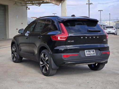 2026 Volvo XC40 Ultra, B5 AWD Gas (mild hybrid), Dark