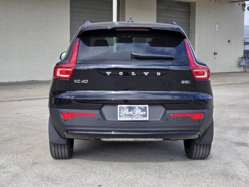 2026 Volvo XC40 Ultra, B5 AWD Gas (mild hybrid), Dark