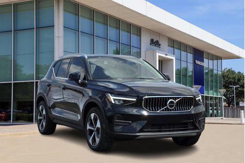 2025 Volvo XC40 B5 Core Bright Theme