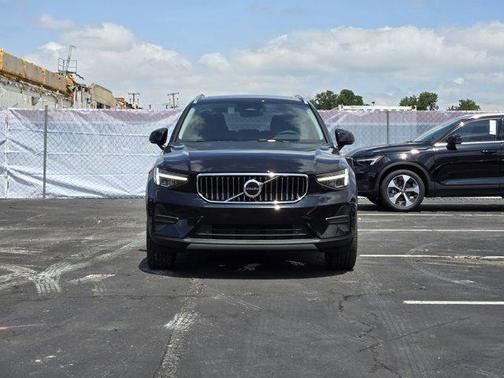 2025 Volvo XC40 B5 Core Bright Theme