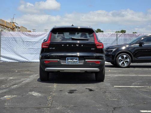 2025 Volvo XC40 B5 Core Bright Theme