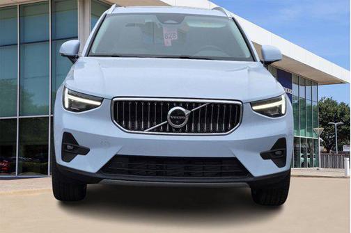 2025 Volvo XC40 B5 Ultra Bright Theme