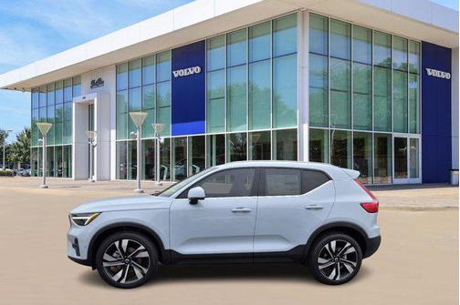 2025 Volvo XC40 B5 Ultra Bright Theme