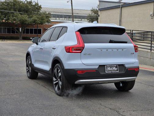 2025 Volvo XC40 B5 Ultra Bright Theme