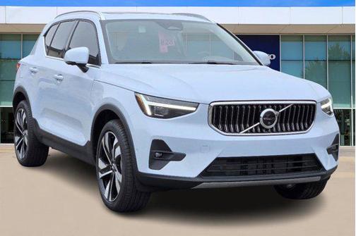 2025 Volvo XC40 B5 Ultra Bright Theme