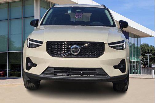 2025 Volvo XC40 B5 Ultra Dark Theme