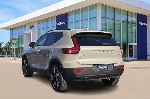 2025 Volvo XC40 B5 Ultra Dark Theme