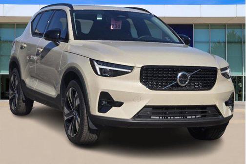 2025 Volvo XC40 B5 Ultra Dark Theme