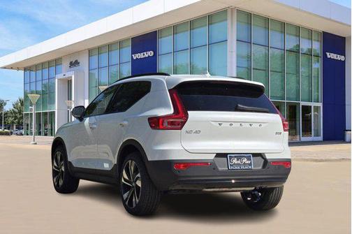 2025 Volvo XC40 B5 Plus Dark Theme