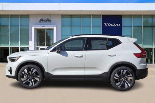 2025 Volvo XC40 B5 Plus Dark Theme