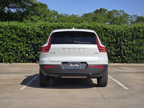 2025 Volvo XC40 B5 Plus Dark Theme