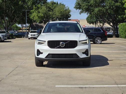 2025 Volvo XC40 B5 Plus Dark Theme
