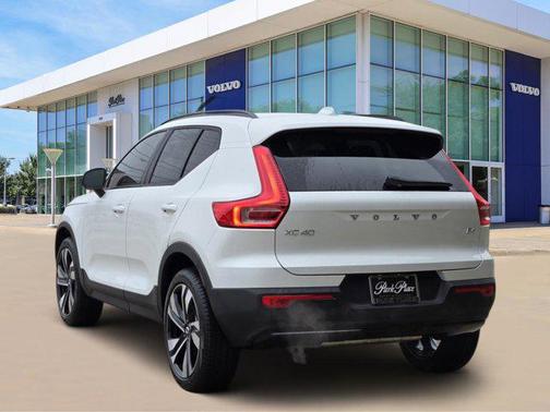 2026 Volvo XC40 Plus, B4 FWD Gas (mild hybrid), Dark