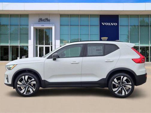 2026 Volvo XC40 Plus, B4 FWD Gas (mild hybrid), Dark