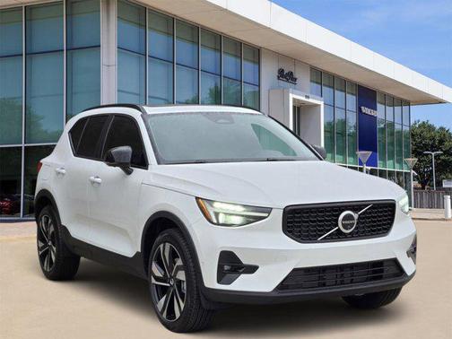 2026 Volvo XC40 Plus, B4 FWD Gas (mild hybrid), Dark