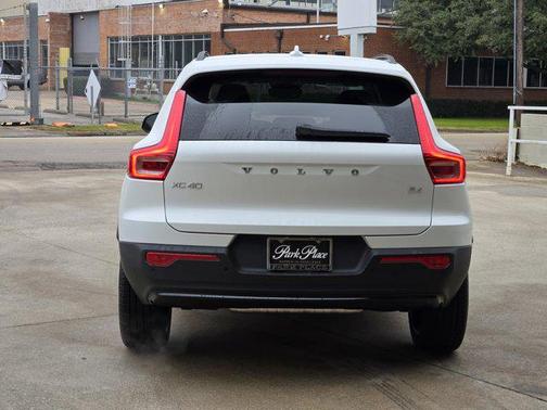 2026 Volvo XC40 Plus, B4 FWD Gas (mild hybrid), Dark