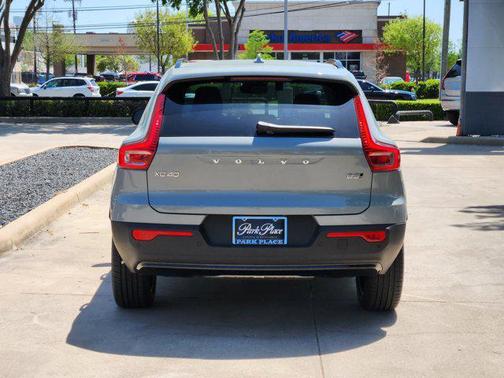 2025 Volvo XC40 B5 Plus Dark Theme