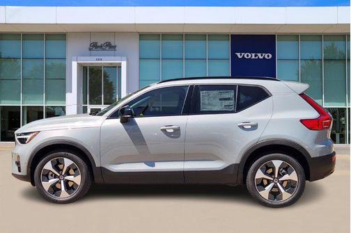 2025 Volvo XC40 B5 Plus Dark Theme