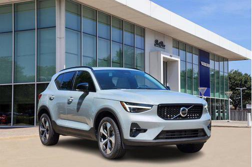 2025 Volvo XC40 B5 Plus Dark Theme