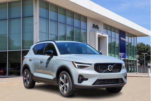 2025 Volvo XC40 B5 Plus Dark Theme
