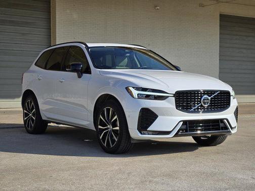 2024 Volvo XC60 B5 Plus Dark Theme