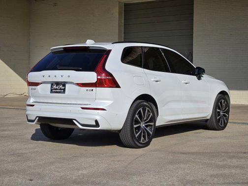 2024 Volvo XC60 B5 Plus Dark Theme