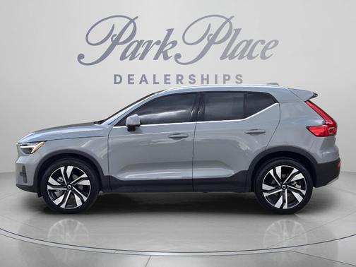 Vapor Grey Metallic 2024 Volvo XC40 B5 Plus Bright Theme